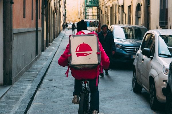 Livreur vélo sac isotherme livraison repas Uber Deliveroo
